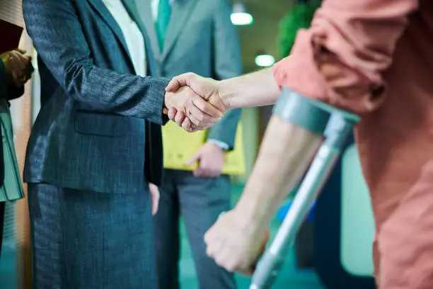 Why Speaking With an Injury Lawyer Soon After an Incident Matters