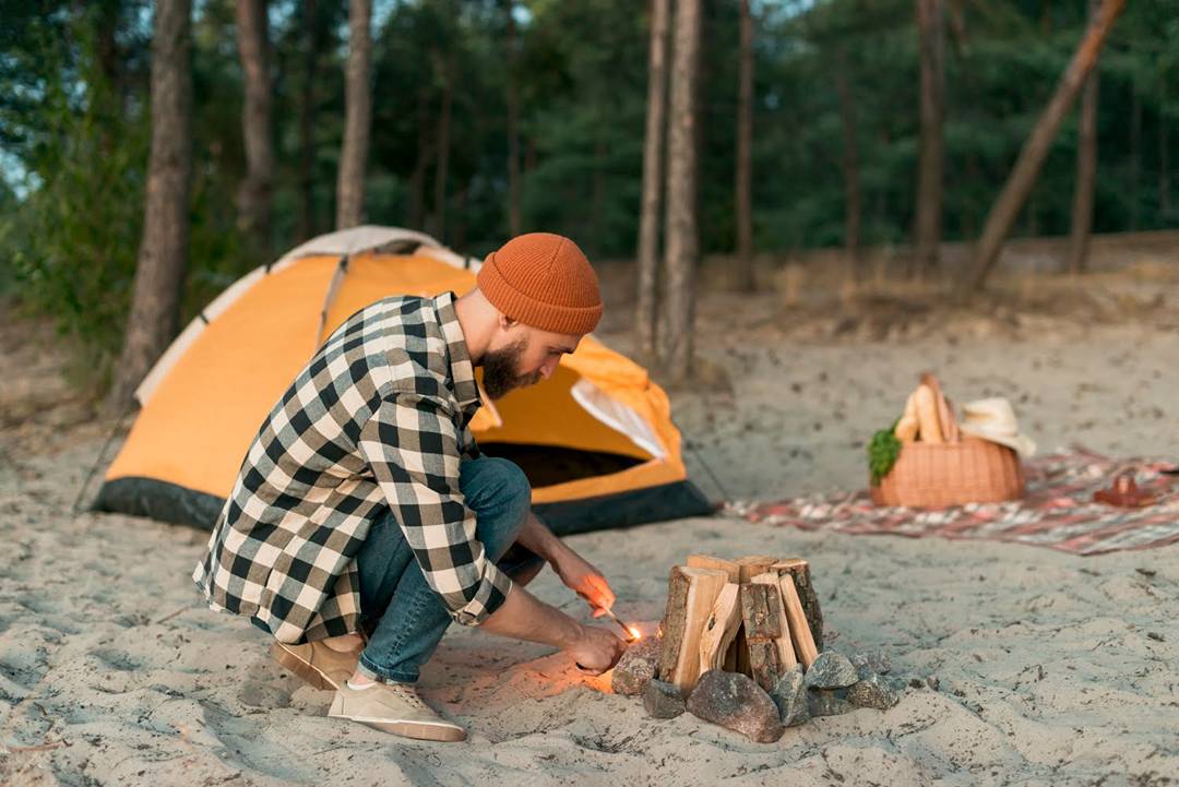 Camping Outdoors: The Ultimate Guide to Cooking Over a Campfire and Choosing the Right Firewood