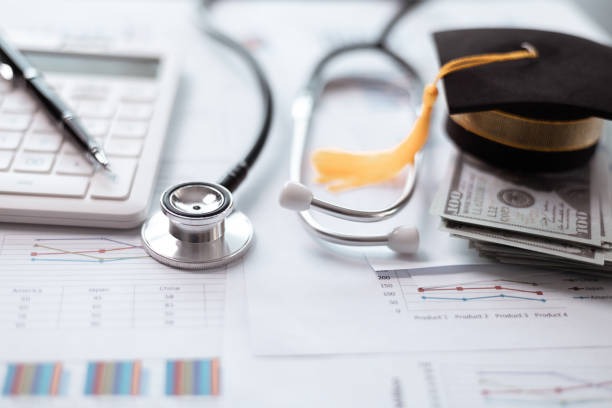 How Doctors and Medical Students Can Refinance Medical School Loans to Reduce Long-Term Debt