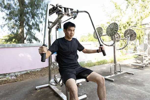 Lat Pull Down Machines: Benefits, Muscles Worked and Setup Tips